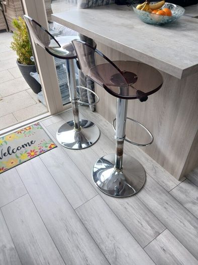 2 bar stools