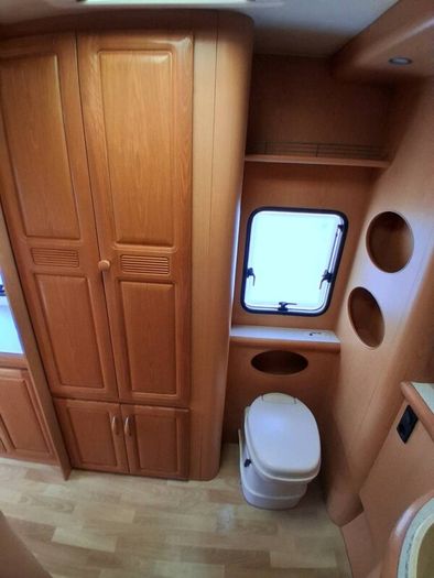 Hobby twin axle fixed bed with walk in bathroom