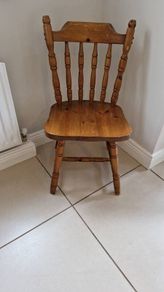 1 x vintage solid pine farmhouse kitchen chair featuring a classic Windsor-inspired spindle back design.