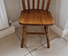 1 x vintage solid pine farmhouse kitchen chair featuring a classic Windsor-inspired spindle back design.