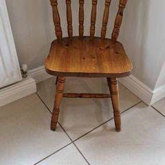 1 x vintage solid pine farmhouse kitchen chair featuring a classic Windsor-inspired spindle back design.