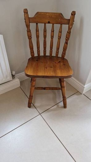 1 x vintage solid pine farmhouse kitchen chair featuring a classic Windsor-inspired spindle back design.