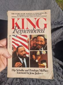 King Remembered: The Story of Dr. Martin Luther King Jr. in Words and Pictures (Soft cover)