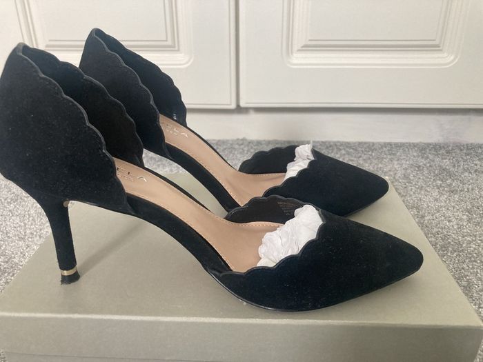 Carvela Comfort Medium Heel -Size 4