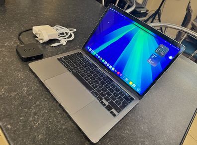 2022 M2 Chip MacBook PRO Retina display Mint condition