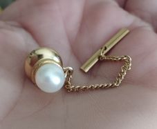 Vintage tie clip with pearl.