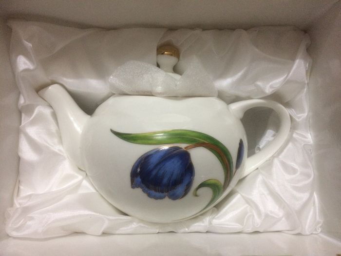 Tea Pot , sugar, milk jug and salt & pepper set.