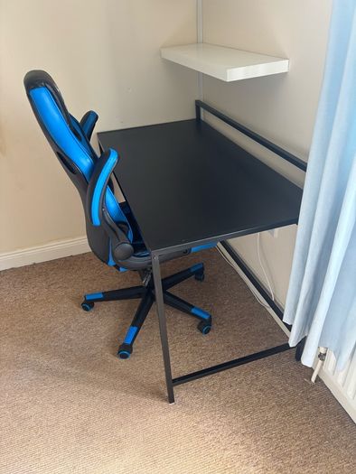 gaming chair and desk