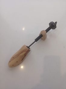 Shoe stretcher