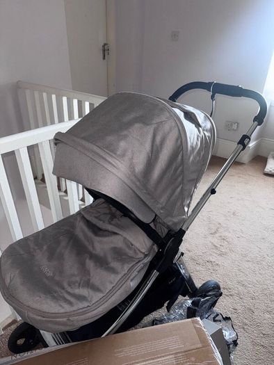 Paras mamas flipXT3 ( new carrycot still in box)