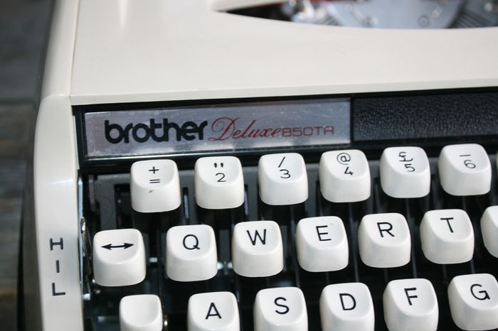 Vintage Portable Brother Deluxe 850TR - With Original Carry Case - works well