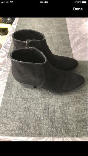 Ladies boots size 4