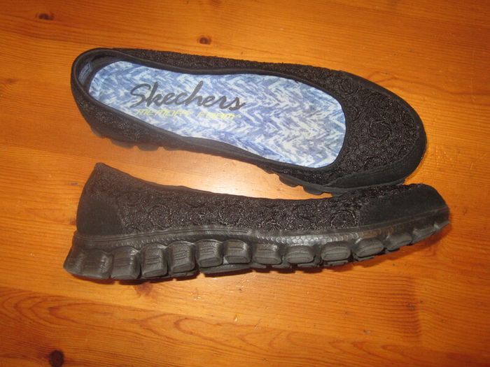 NEW Sketchers.....black size 4