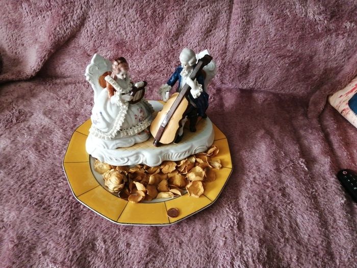 Huge and heavy porcelain Figurine