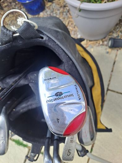 Golg bag with clubs.