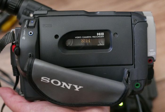 Sony Handycam CCD-TRV64E Hi8 Analogue Camcorder