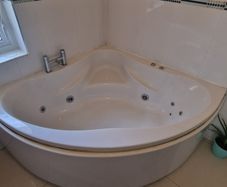 Jacuzzi Corner Bath