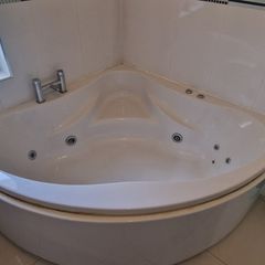 Jacuzzi Corner Bath