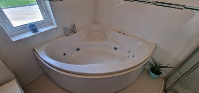 Jacuzzi Corner Bath