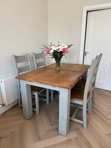 Oak Table and Chairs (extending)