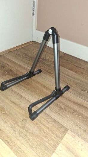guitar stand (new)