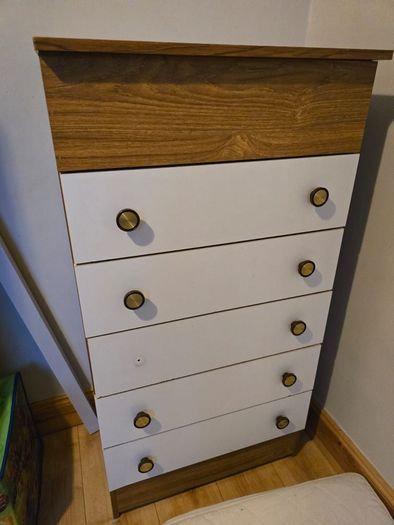 chest of drawers