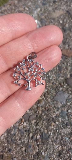 Vintage jewelry is sold individually for 5 to 10 euros