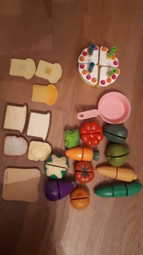 Play food and kitchen items