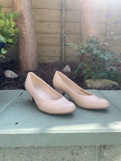 Ladies court shoes. Size 6D wide fitting