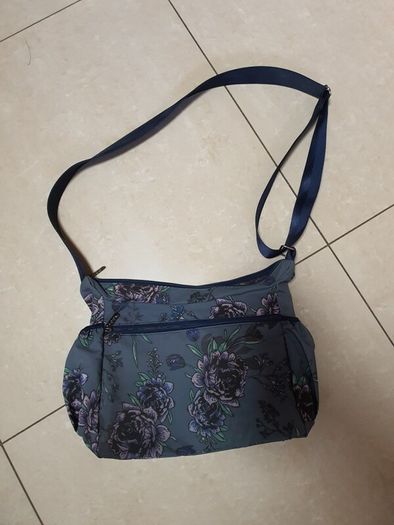 Women's medium sized handbag