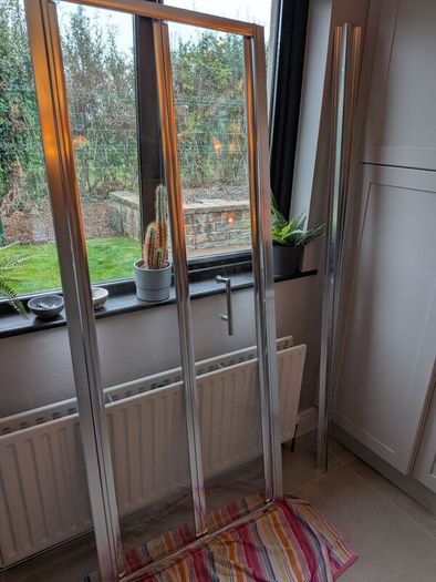 Bi-fold shower door