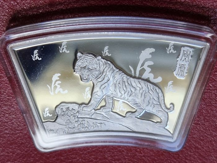 Samoa 30 gram Lunar Tigar 5 Dollar Fan shaped coin