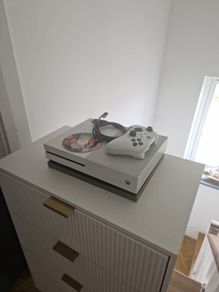 Xbox One S 500GB + Controller + GTA 5 Disc