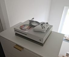 Xbox One S 500GB + Controller + GTA 5 Disc