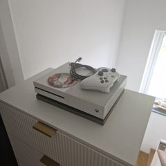 Xbox One S 500GB + Controller + GTA 5 Disc