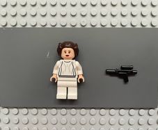 lego star wars sw0337 Princess Leia minifigure- White Dress, Simple Belt, Large Eyelashes