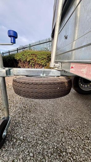 Erde - Galvanised trailer with roof box and frame - excellent condition