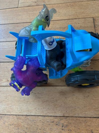 Heroes of Goo Jit Zu Figures and Truck