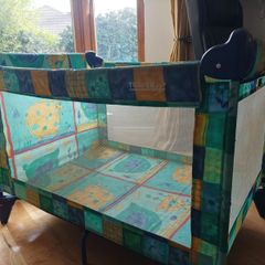 Travel cot / play pen