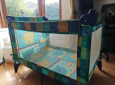 Travel cot / play pen