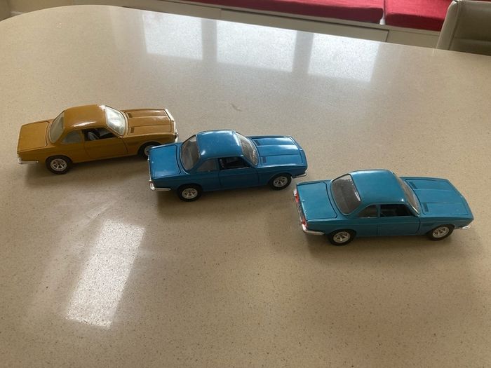 BMW 3.0 CS scale 1/24 lot of three Burago