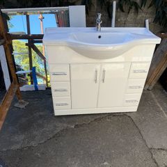 bathroom vanity unit with mirror