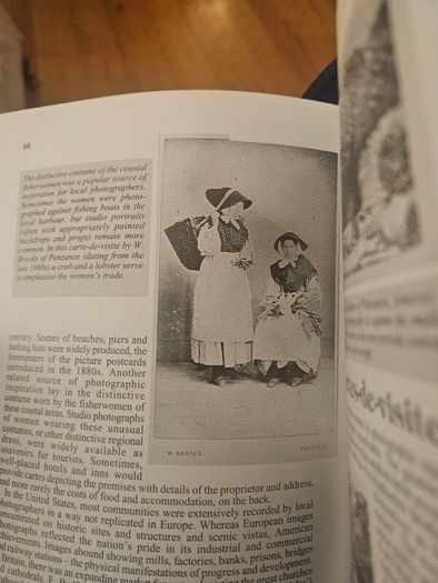 Victorian Cartes-de Visite. By Robin And Carol Wichard. First Edition Paperback In Good Condition.  See Photos For Same.