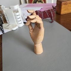 Articulated hand