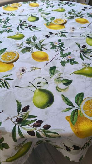 Round tablecloth.  143cm. 100% cotton
