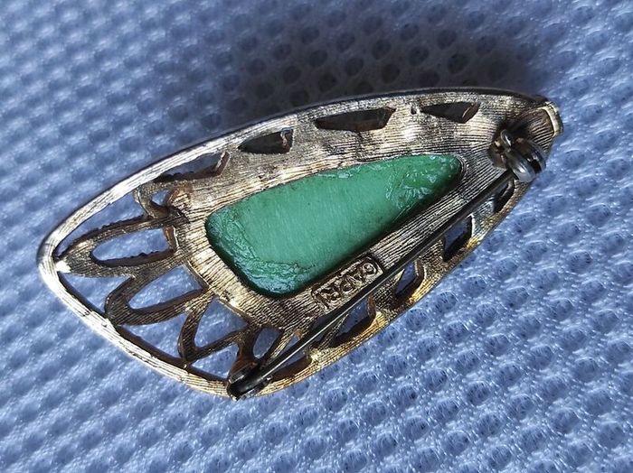 Vintage Capri brooch