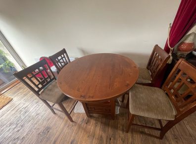 Extendable table and 4 chairs