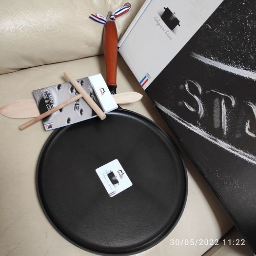 New Staub enamled cast-iron french pancake frying pan with wooden handle
