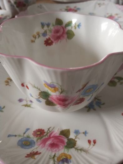 Shelley tea set Shelley dainty rose and red daisy pattern