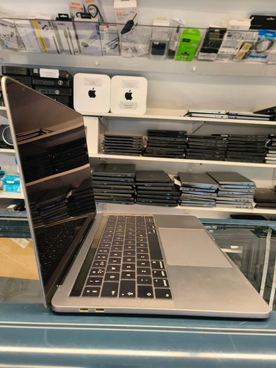 MacBook Pro 13" 2017 A1706 Four Thunderbolt 3 Ports 3.5 GHz Core i7 16GB RAM 512 GB SSD (Battery Cycle: 308)